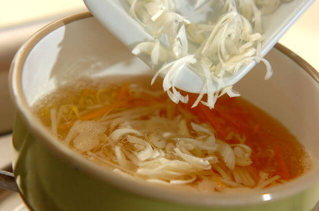 モヤシとニンジンのみそ汁の作り方の手順4