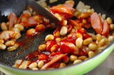 ソーセージと大豆のケチャップ炒めの作り方2