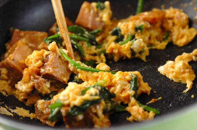 豚の角煮とホウレン草の卵炒めの作り方の手順2