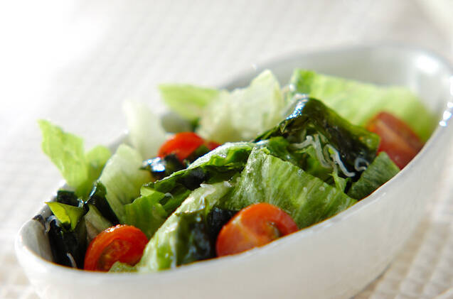 白い皿に盛ったレタスとわかめのサラダ