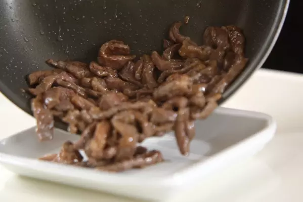 簡単本格!基本の青椒肉絲(チンジャオロース)の作り方1