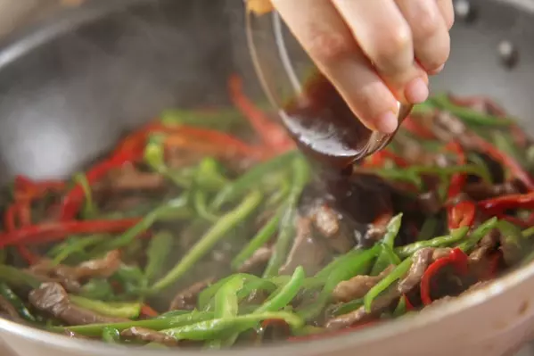 簡単本格!基本の青椒肉絲(チンジャオロース)の作り方2