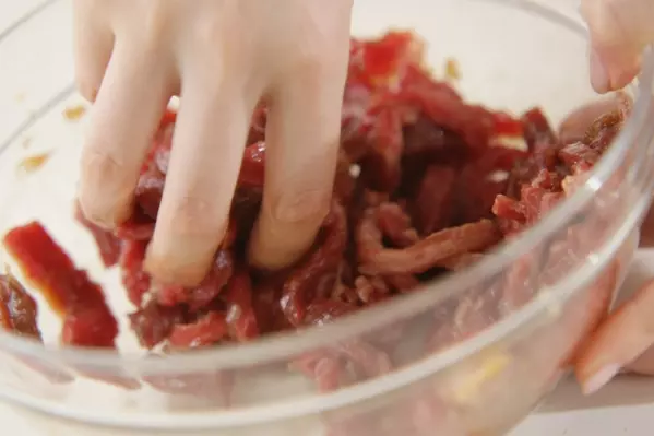 簡単本格!基本の青椒肉絲(チンジャオロース)の下準備1