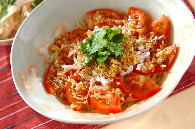 白い器に盛られた、トマトとじゃこの冷やし中華
