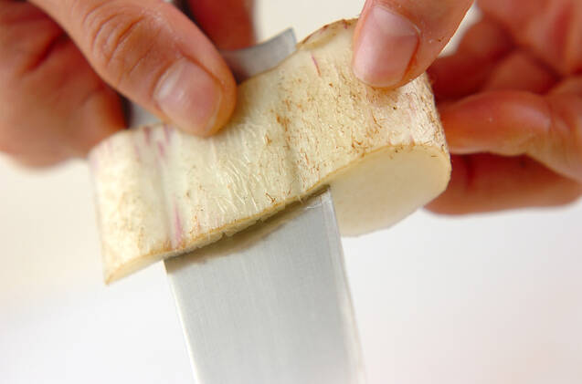 ウドと豚肉のユズコショウ炒めの作り方の手順1