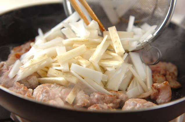 ウドと豚肉のユズコショウ炒めの作り方の手順2