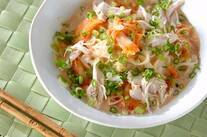 キムチ入り鶏肉の豆乳フォー