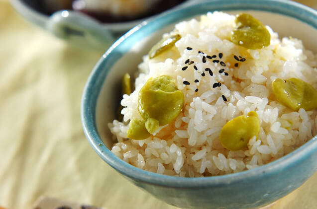 水色の茶碗に入ったもち米のそら豆ごはん