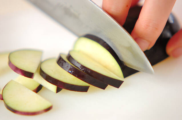 ナスのゴマ和えバジル風味の作り方の手順1