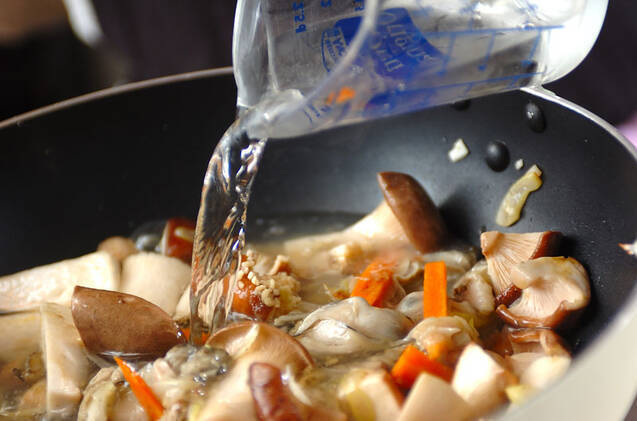 カキとキノコの塩炒めの作り方の手順9