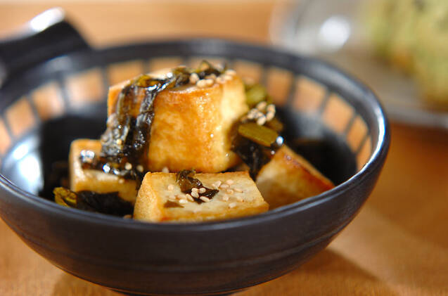 シックなデザインの小鉢に入った豆腐と高菜の炒め物