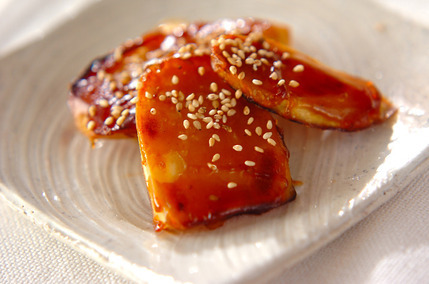 白い皿に盛り付けた、焼肉のたれでさつまいもの甘辛焼き