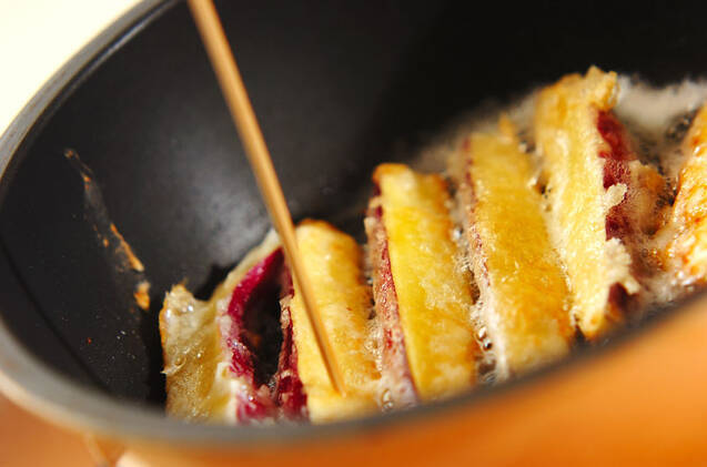 サツマイモのココナッツフリットの作り方の手順3