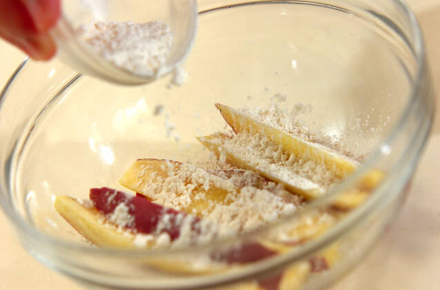 サツマイモのココナッツフリットの作り方の手順2