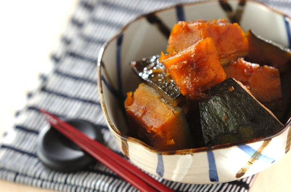小鉢に盛り付けたかぼちゃの煮物