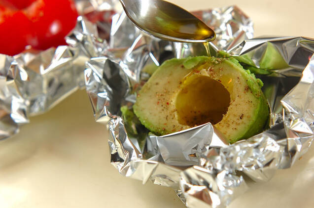 焼きアボカドとトマトのカプレーゼの作り方の手順3