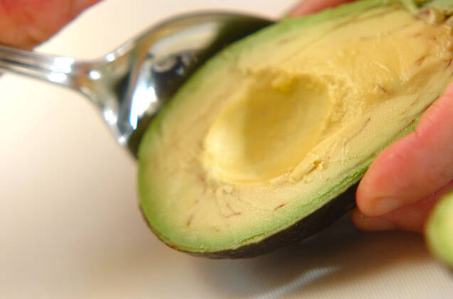 焼きアボカドとトマトのカプレーゼの作り方の手順1