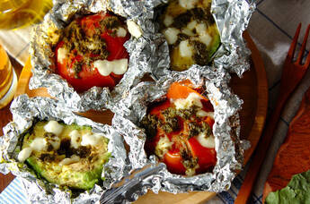 焼きアボカドとトマトのカプレーゼ