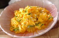 オイスターきいてる ホタテのふんわり卵とじ 副菜 レシピ 作り方 E レシピ 料理のプロが作る簡単レシピ