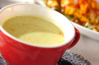 カリフラワーとレタスのスープ