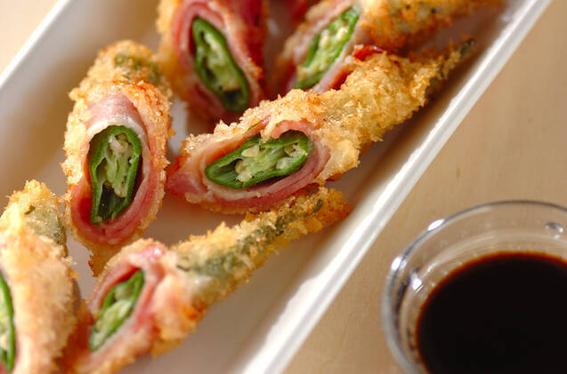 白い器に盛られたオクラベーコンフライ