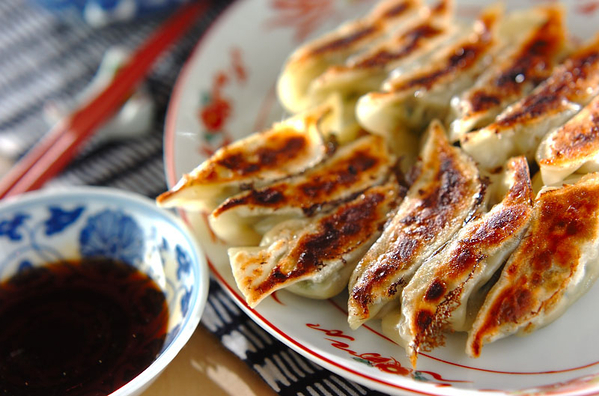 中華皿に盛り付けた焼き餃子