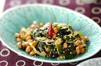 納豆とワカメのゴマ油炒め