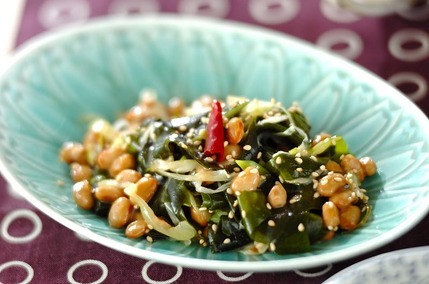 納豆とワカメのゴマ油炒め