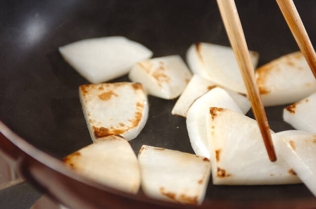 カブの塩炒めの作り方の手順2