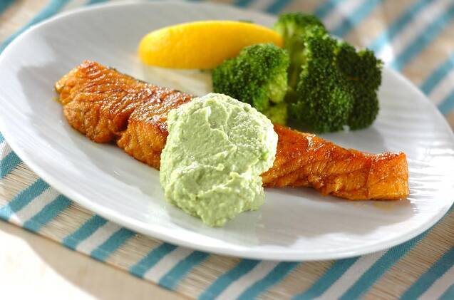 アボカドクリームがけサーモンソテー