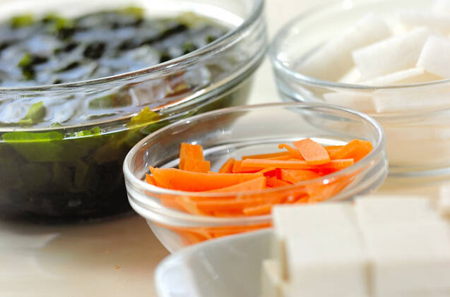 豆腐とワカメのみそ汁の作り方の手順1