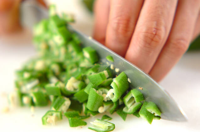 さっぱりヘルシー！オクラとめかぶのネバネバ和えの作り方の手順1