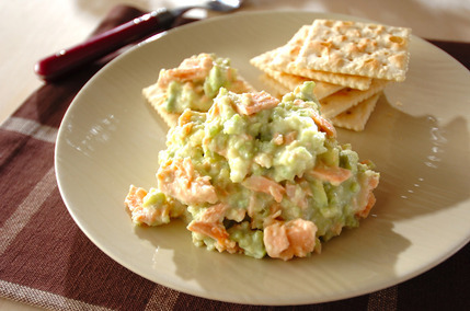 ソラ豆と鮭のマッシュサラダ