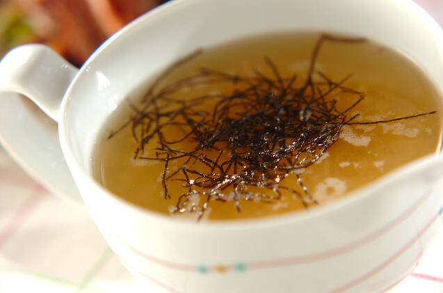 刻みのりを浮かべた温泉卵入り冷やしとろろ汁