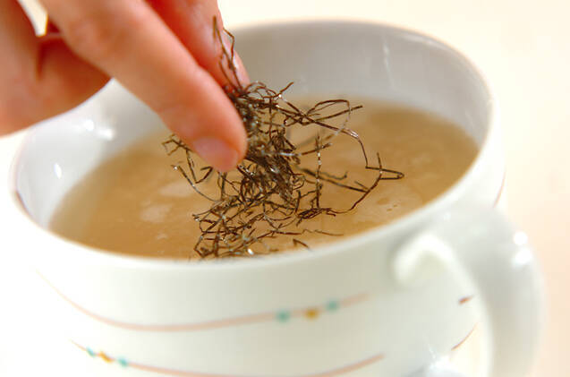 温泉卵入り冷やしとろろ汁の作り方の手順3