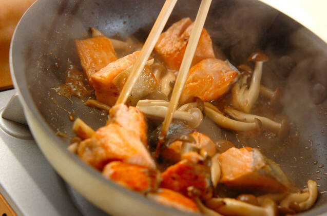 ご飯がすすむ！鮭ときのこのみそバター焼き by 西川 綾さんの作り方の手順3