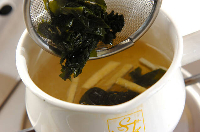 油揚げとワカメのみそ汁の作り方の手順3