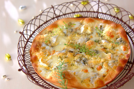 チーズとハーブのピザ