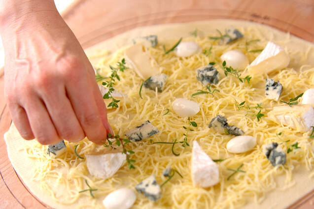 チーズとハーブのピザの作り方の手順8
