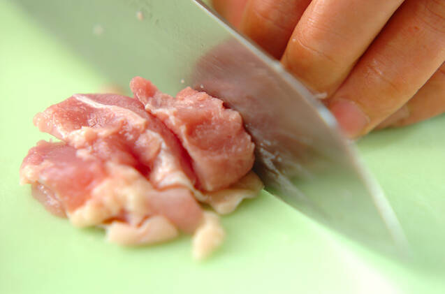 鶏とオクラのおかか炒めの作り方の手順1