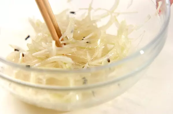 ささっとできる簡単箸休め！ミョウガと玉ネギの塩昆布ナムル by Tomozouさんの作り方3