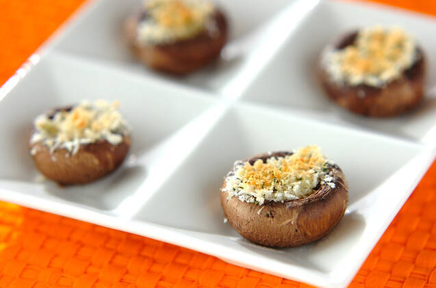 超簡単おしゃれおつまみ！マッシュルームのチーズパン粉焼き