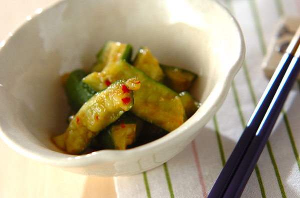 豆板醤を使ったきゅうりのピリ辛漬けが白い器に盛られている