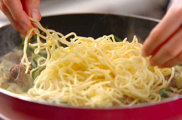 牛肉とニラの焼そばの作り方の手順3