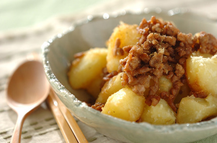 粉ふきイモの肉そぼろ和え