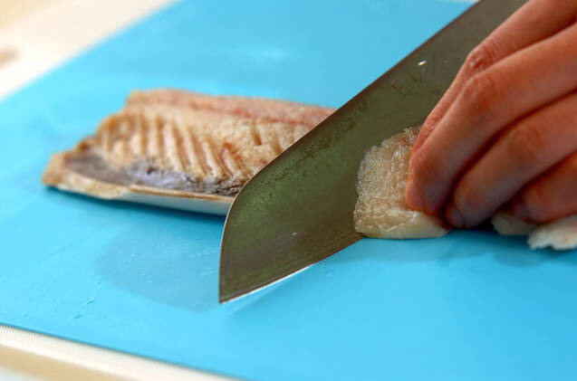 すし酢で味付け簡単！塩サバのレモンマリネの作り方の手順2