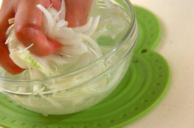 すし酢で味付け簡単！塩サバのレモンマリネの作り方の手順1