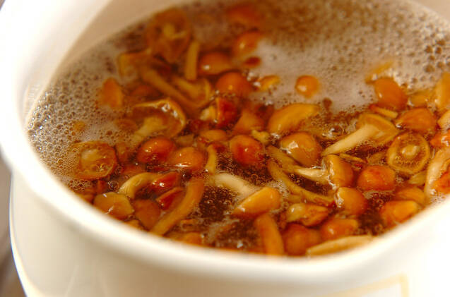 ナメコととろろ昆布の汁の作り方の手順2