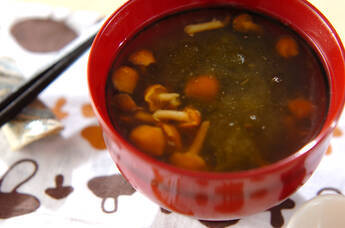 ナメコととろろ昆布の汁