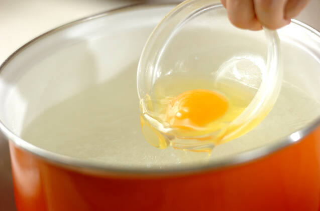 卵がとろーり！簡単ポーチドエッグのスープの作り方の手順5